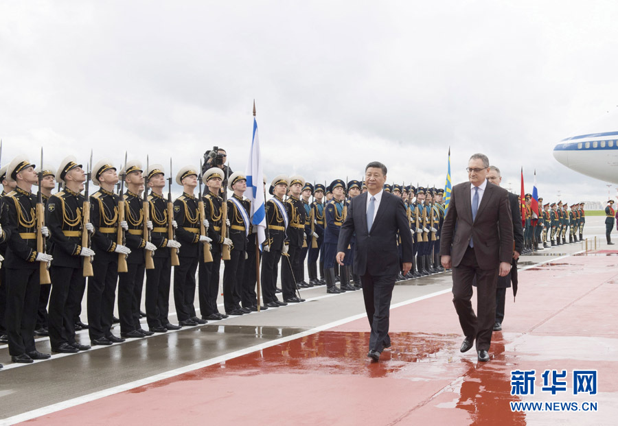 7月3日，國家主席習(xí)近平乘專機(jī)抵達(dá)莫斯科，開始對(duì)俄羅斯聯(lián)邦進(jìn)行國事訪問。這是習(xí)近平出席機(jī)場歡迎儀式。 新華社記者 李學(xué)仁 攝