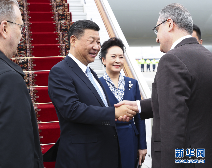7月3日，國家主席習(xí)近平乘專機(jī)抵達(dá)莫斯科，開始對(duì)俄羅斯聯(lián)邦進(jìn)行國事訪問。這是習(xí)近平和夫人彭麗媛受到俄羅斯政府高級(jí)官員熱情迎接。新華社記者 謝環(huán)馳 攝 