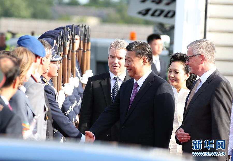7月4日，國家主席習(xí)近平乘專機抵達(dá)柏林，開始對德意志聯(lián)邦共和國進(jìn)行國事訪問。德國政府高級官員在舷梯旁迎接習(xí)近平和夫人彭麗媛。新華社記者 姚大偉 攝