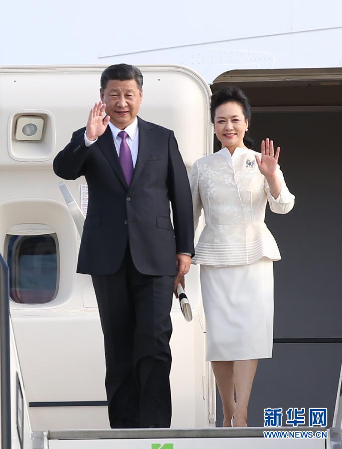 7月4日，國家主席習(xí)近平乘專機抵達(dá)柏林，開始對德意志聯(lián)邦共和國進(jìn)行國事訪問。這是習(xí)近平和夫人彭麗媛步出艙門。 新華社記者 姚大偉 攝