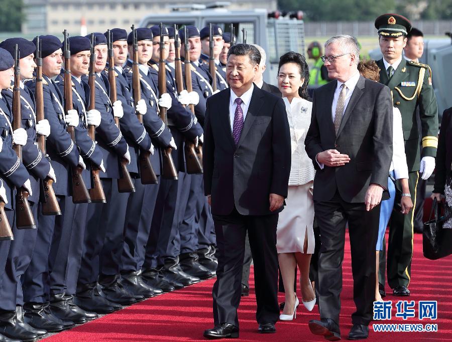 7月4日，國家主席習(xí)近平乘專機抵達(dá)柏林，開始對德意志聯(lián)邦共和國進(jìn)行國事訪問。德國政府高級官員在舷梯旁迎接習(xí)近平和夫人彭麗媛。新華社記者 王曄 攝