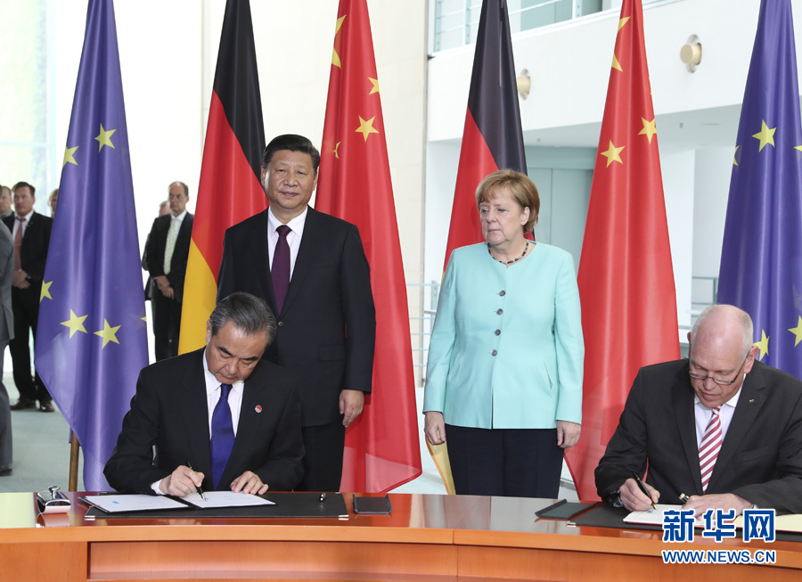 7月5日，國家主席習(xí)近平在柏林同德國總理默克爾舉行會(huì)談。會(huì)談后，兩國領(lǐng)導(dǎo)人共同見證了航天、智能制造、工業(yè)互聯(lián)網(wǎng)、數(shù)字化、第三方市場、大熊貓合作研究等領(lǐng)域多項(xiàng)雙邊合作文件的簽署。新華社記者馬占成攝