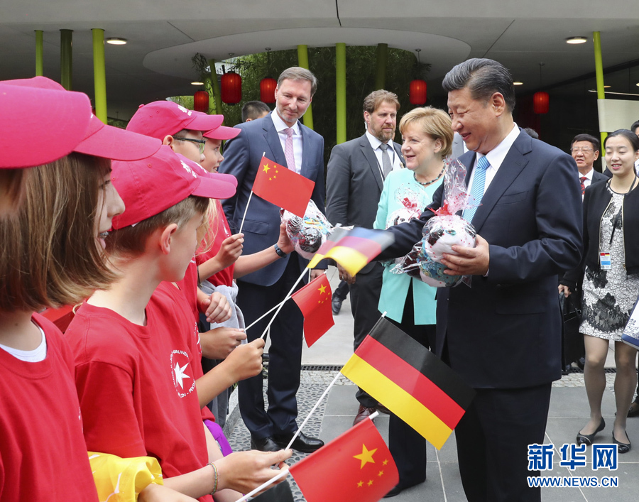 7月5日，國家主席習(xí)近平同德國總理默克爾共同出席柏林動物園大熊貓館開館儀式。這是習(xí)近平向現(xiàn)場的孩子們贈送大熊貓毛絨玩具。 新華社記者謝環(huán)馳 攝