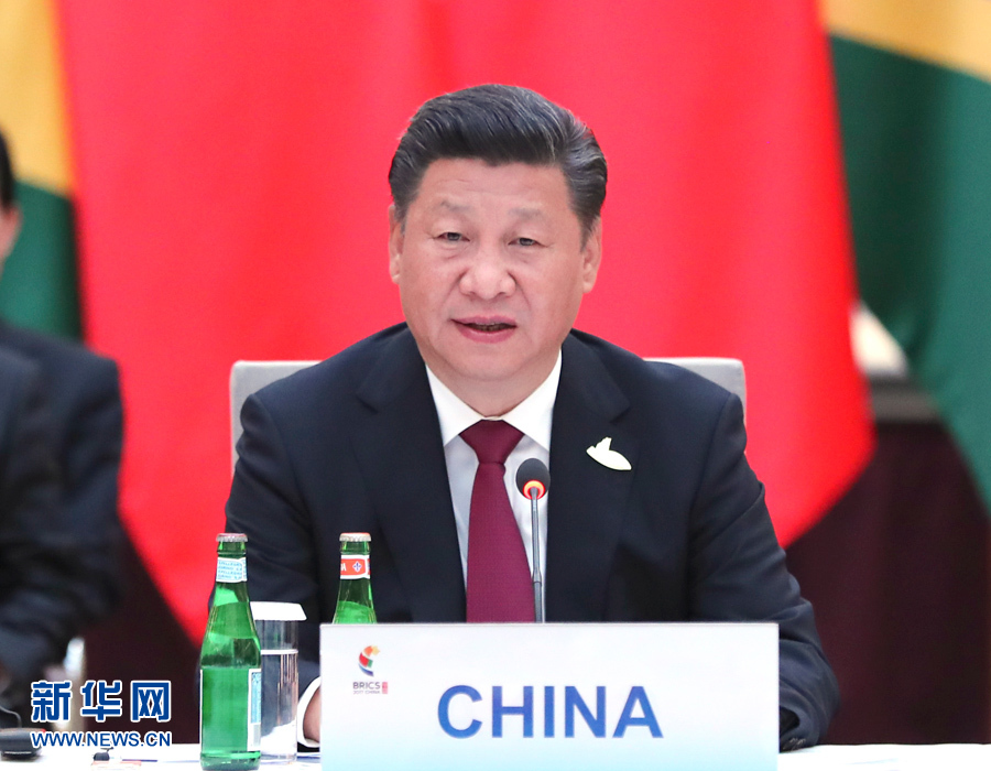 7月7日，國家主席習(xí)近平在德國漢堡主持金磚國家領(lǐng)導(dǎo)人非正式會(huì)晤，發(fā)表引導(dǎo)性講話和總結(jié)講話。 新華社記者 馬占成 攝
