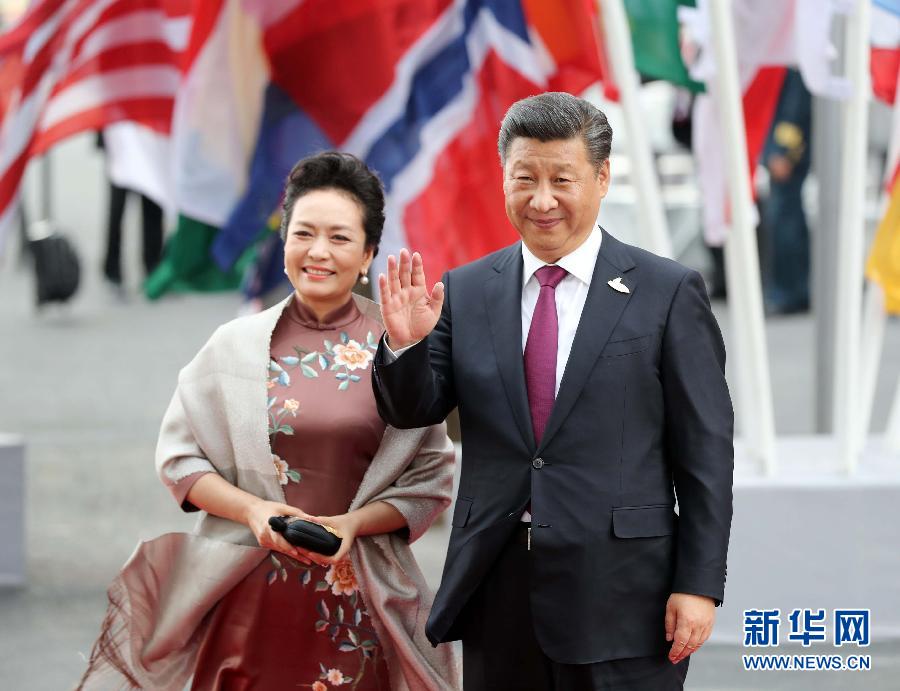 7月7日，二十國集團(tuán)領(lǐng)導(dǎo)人第十二次峰會(huì)在德國漢堡舉行。國家主席習(xí)近平出席并發(fā)表題為《堅(jiān)持開放包容　推動(dòng)聯(lián)動(dòng)增長》的重要講話。這是習(xí)近平和夫人彭麗媛出席漢堡峰會(huì)舉行的音樂會(huì)。新華社記者 劉衛(wèi)兵 攝 
