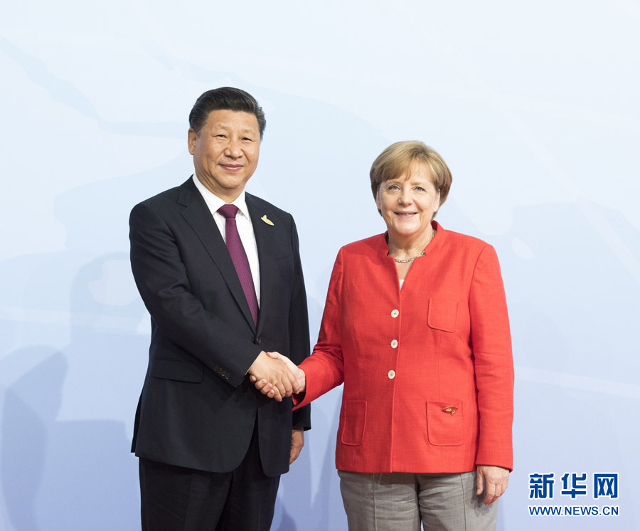 7月7日，二十國集團領(lǐng)導(dǎo)人第十二次峰會在德國漢堡舉行。國家主席習(xí)近平出席并發(fā)表題為《堅持開放包容　推動聯(lián)動增長》的重要講話。這是峰會開始前，習(xí)近平受到德國總理默克爾迎接。新華社記者 李學(xué)仁 攝 