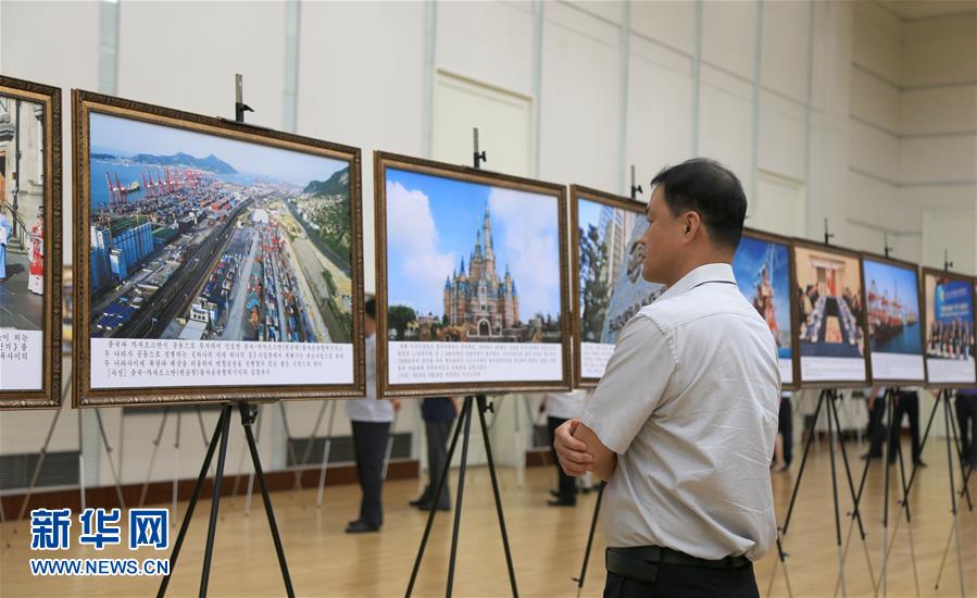 （國(guó)際）（2）“中國(guó)特色社會(huì)主義建設(shè)成就圖片展”在平壤開(kāi)展