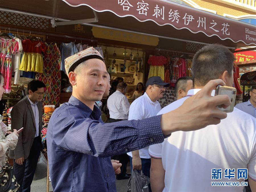 （圖文互動(dòng)）（4）多國駐華使節(jié)參訪新疆：中國反恐、去極端化經(jīng)驗(yàn)值得學(xué)習(xí)借鑒