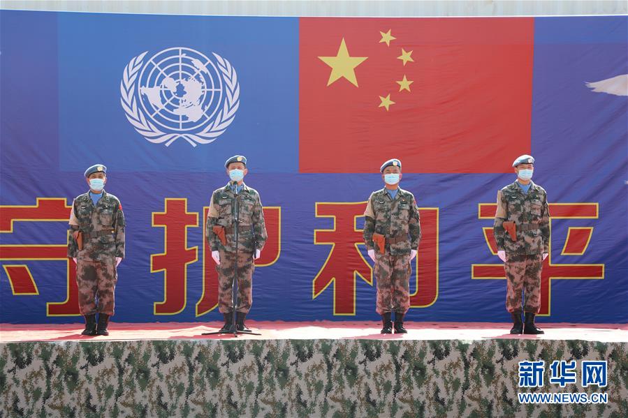 （國際）（3）中國赴蘇丹達(dá)爾富爾維和直升機(jī)分隊全體官兵榮獲聯(lián)合國“和平榮譽勛章”