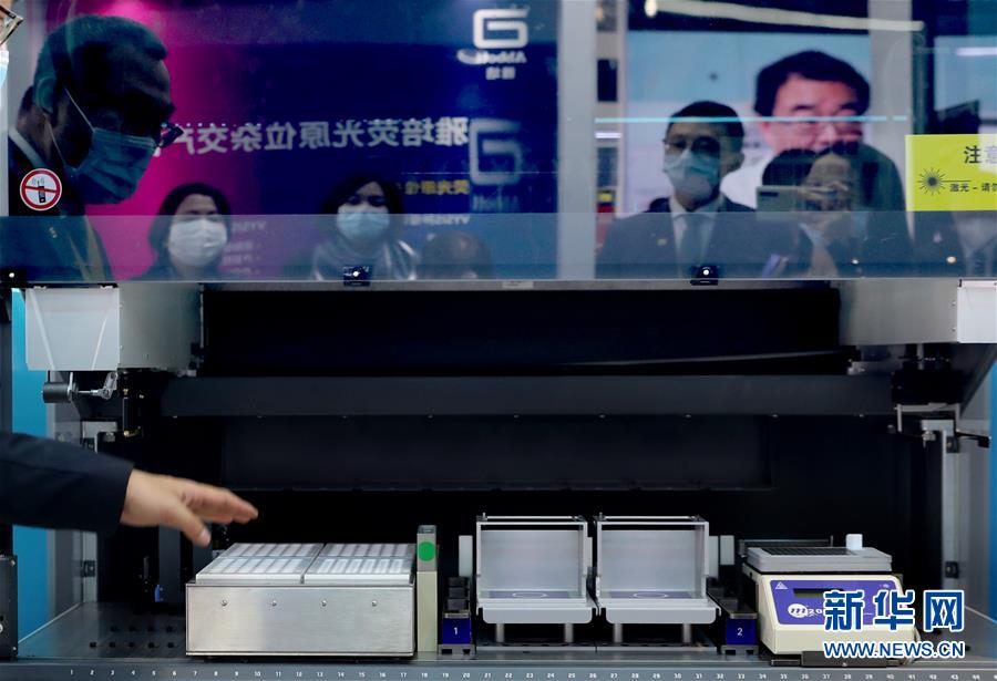 （第三屆進(jìn)博會(huì)·圖文互動(dòng)）（11）新疫苗、新療法，進(jìn)博會(huì)最“火爆”展區(qū)見聞