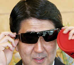 2015，安倍會繼續(xù)"暴走"嗎？