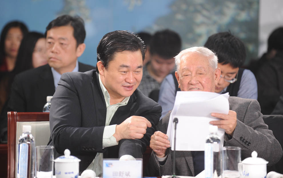 新華網(wǎng)董事長(zhǎng)、總裁田舒斌與軍事科學(xué)院原副院長(zhǎng)糜振玉在現(xiàn)場(chǎng)交流