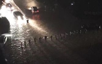 暴雨中的“最美人墻”找到了！