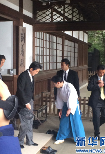 安倍為何不顧?quán)彿磳?，?zhí)意參拜？